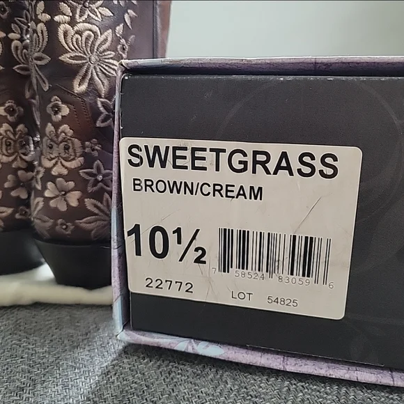 Cream and Brown Heeled Boots with Intricate Embroidery - Picture 3 of 9